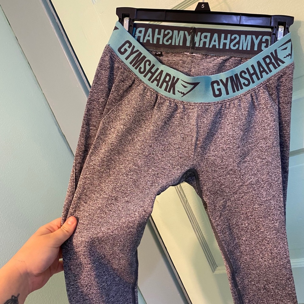 Gym shark leggings